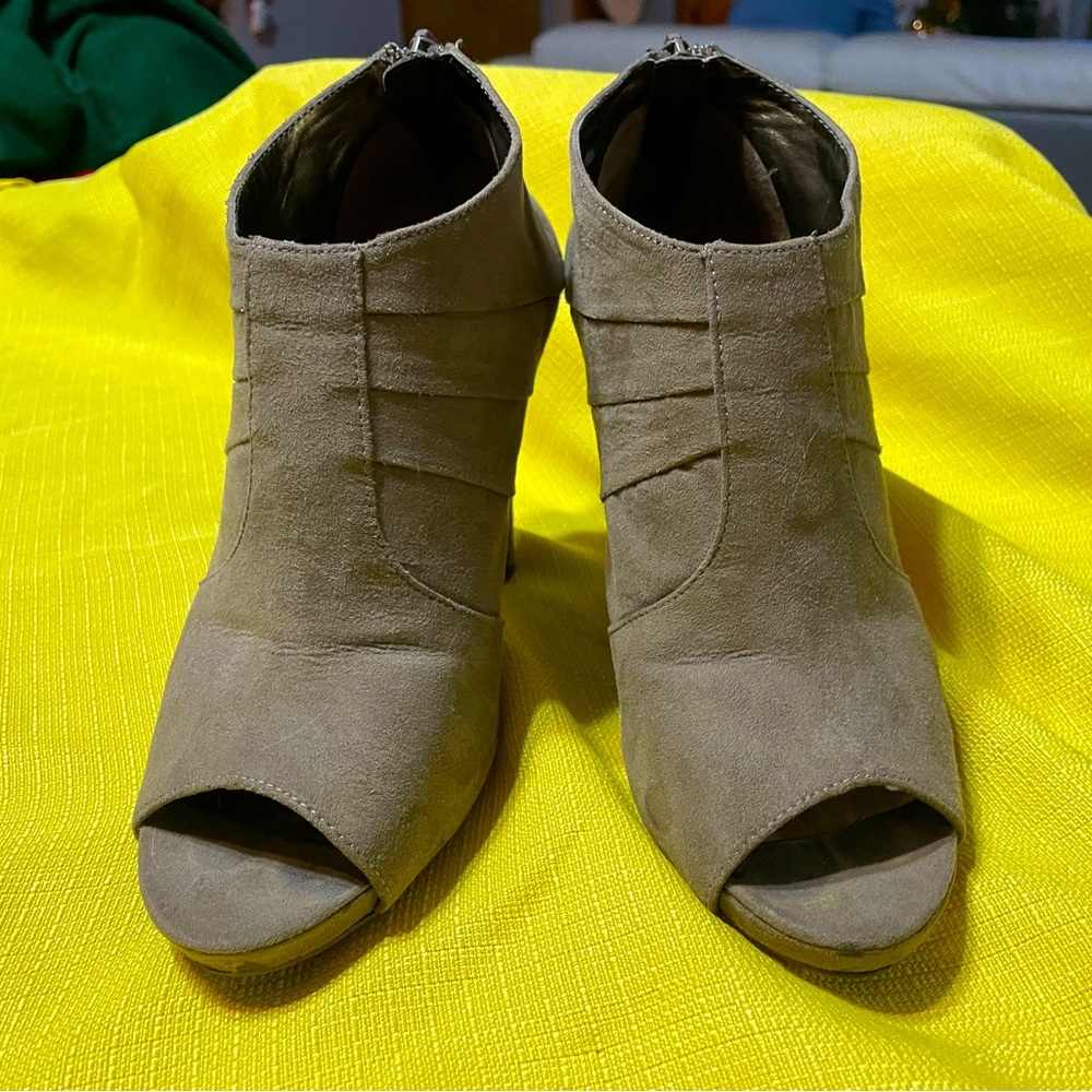 Nine West Tan Fabric Ankle Booties Boots. Used. Fair condition.